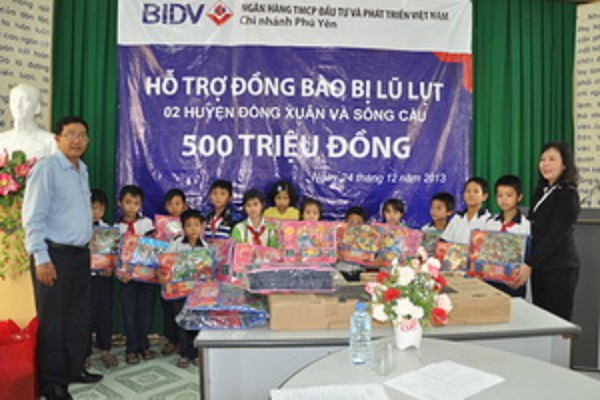 BIDV Phú Yên hỗ trợ đồng bào bị lũ lụt ở huyện Đồng Xuân và TX Sông Cầu - Ảnh: Hoài Trung